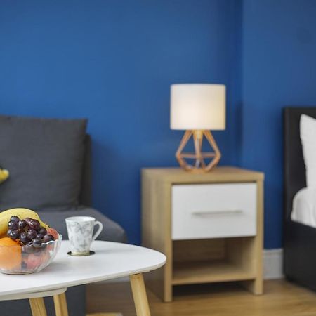 Studio Apartment By Homely Stays London Exterior photo